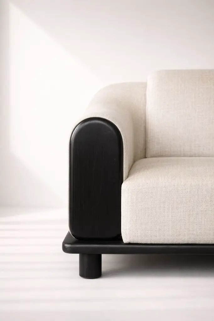verso-chair-white-ash-wood-armrest-detail-handcrafted.webp